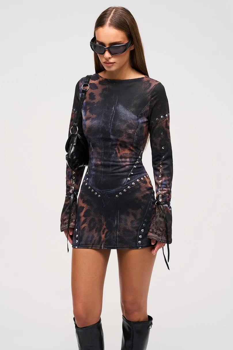 Jaz – Mini vestido entallado en mesh premium con print leopardo en tonos oscuros.