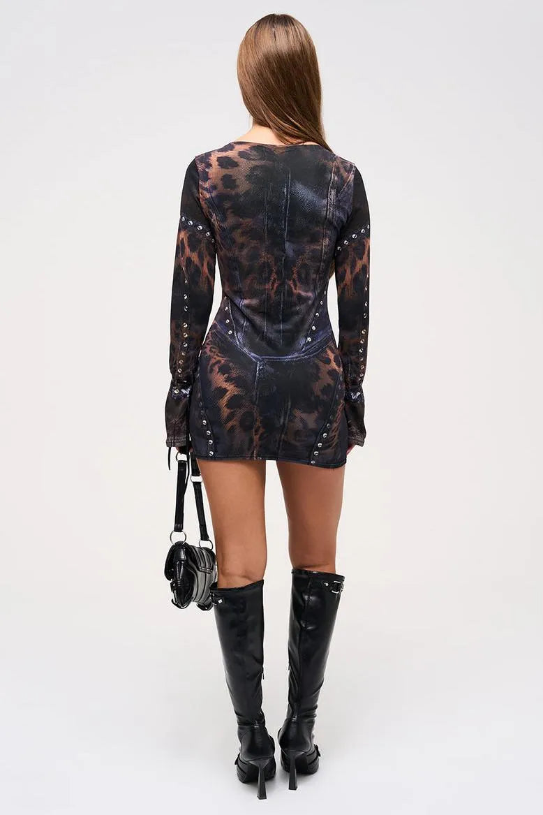 Jaz – Mini vestido entallado en mesh premium con print leopardo en tonos oscuros.